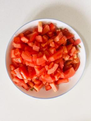 处理好的西红柿切成小丁儿备用。