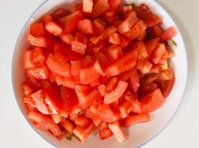处理好的西红柿切成小丁儿备用。