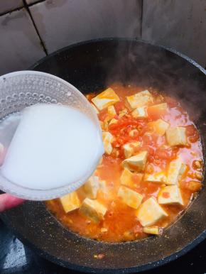 炖至汤汁浓稠，放入适量的水淀粉勾芡。