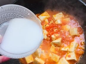 炖至汤汁浓稠，放入适量的水淀粉勾芡。