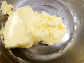 用刮刀把黄油和糖粉拌匀
打蛋器中高速开始打发