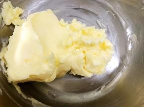 用刮刀把黄油和糖粉拌匀
打蛋器中高速开始打发