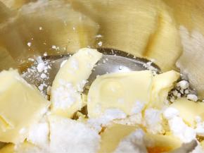 软化至用手轻轻按出小窝