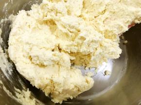 翻拌至无干粉即可