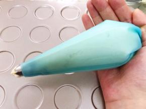 剪开裱花袋，外面再套上一个硅胶袋