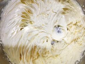 继续打发至颜色变白，呈羽毛尾状