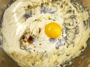 加入蛋黄和香草精
