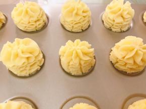 全部挤完后，放入预热好的烤箱中层130度上下火烤35到40分钟