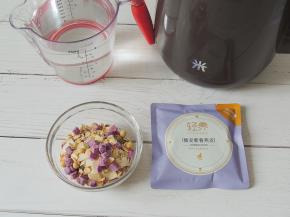 准备好所有的食材。豆料包两袋，搭配600毫升的水，比例是正好的。