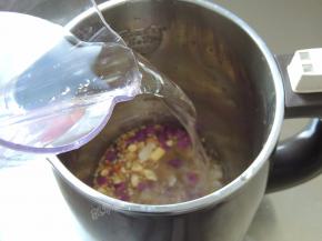 加入600ml清水。