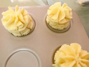 在学厨曲奇盘里挤出小花