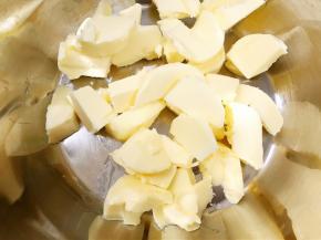 黄油切小块软化