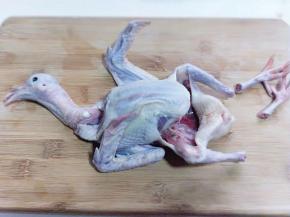 将乳鸽洗干净，爪子起飞从！