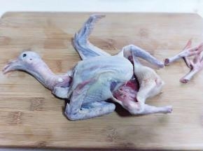 将乳鸽洗干净，爪子起飞从！