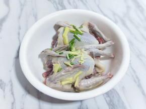 放入器具中，加入葱姜蒜！