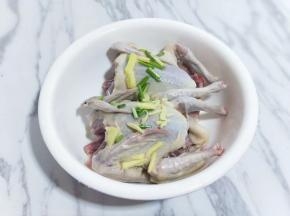 放入器具中，加入葱姜蒜！