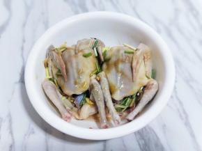 抓拌均匀，腌制4小时以上。（时间越长越入味，最佳时间放入冰箱腌制一夜）