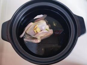 锅中加入清水，将腌料一起倒入锅中！大火烧开，转小火将鸽子炖至7成熟！