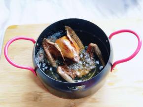 锅中加入油，油温7成时将鸽子下锅，中小火直至金黄即可！