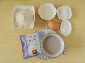 准备好所有的食材。豆料包放入豆浆机磨成豆浆，倒出一杯来晾凉备用。