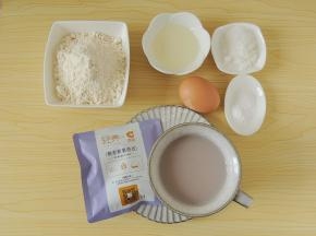 准备好所有的食材。豆料包放入豆浆机磨成豆浆，倒出一杯来晾凉备用。