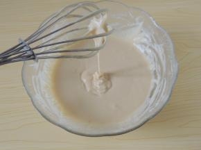 用蛋抽将所有材料用“之”字形搅拌成细腻的松饼面糊。