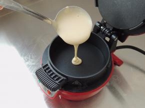 早餐机预热2分钟，舀一勺面糊倒入煎盘。