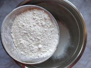 将面粉、小苏打、泡打粉和盐混合在一起，过筛备用。