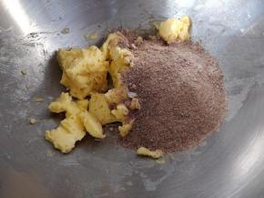 将黄油切成小块，室温软化后和糖类倒入长帝CF—6001厨师机搅拌桶内。