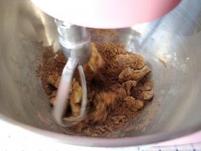 把搅拌桶安装在厨师机上，安装好K桨，选择2档位启动搅拌混合。先用2档慢速混合，粉末状的食材不会四处喷溅。另外这款长帝CF—6001厨师机的机头位置偏低，使搅拌头更接近搅拌桶，能使食材搅拌得更充分。