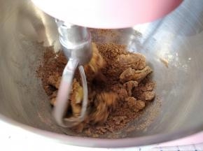 把搅拌桶安装在厨师机上，安装好K桨，选择2档位启动搅拌混合。先用2档慢速混合，粉末状的食材不会四处喷溅。另外这款长帝CF—6001厨师机的机头位置偏低，使搅拌头更接近搅拌桶，能使食材搅拌得更充分。