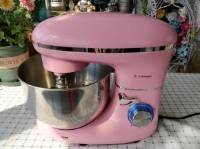 搅拌30秒左右，黄油和糖类已经融合在一起了，这时转为4档继续搅拌。4档速度稍快，能使黄油在搅拌过程中同时打发。