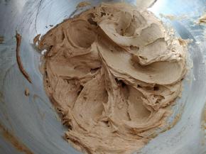 持续搅拌约5分钟左右，形成图中细腻顺滑的状态。