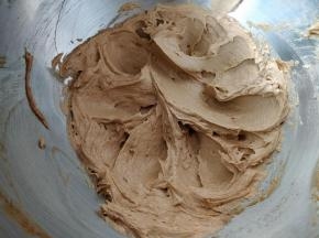 持续搅拌约5分钟左右，形成图中细腻顺滑的状态。