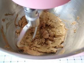 分两次加入全蛋液，继续用4档位搅拌，每次搅打到完全融合再加入下一次蛋液。