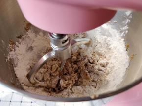 蛋液完全融合后，降低到2档位，加入粉类，混合均匀。