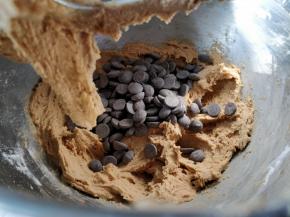 最后倒入巧克力豆，用1档慢速，10秒左右拌匀。到这里曲奇面糊就完成了，全程无需动手，完全由长帝CF—6001厨师机完成，不但比手持打蛋器耗时短，而且使用起来更轻松，搅拌完成率也更高，效果更好。