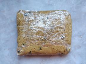 将面糊用保鲜膜包好，入冰箱冷藏隔夜使用。也可以冷冻半小时后使用。