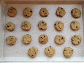 将大面团分成每块30克的小团，揉成球后大致压成稍厚的饼，放在不粘烤盘上，中间留出适当的膨胀空间。