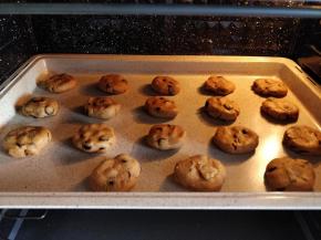 烤箱预热170度，将烤盘放入中层，上下火170度烤18-20分钟左右，风炉的话烤15-18分钟。