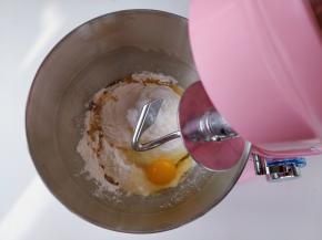 将搅拌桶安装在长帝CF—6001厨师机上，抬起机头，安装好和面钩。食品级304不锈钢材质的和面钩更耐用，而且容易清理。