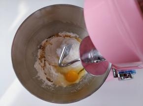 将搅拌桶安装在长帝CF—6001厨师机上，抬起机头，安装好和面钩。食品级304不锈钢材质的和面钩更耐用，而且容易清理。