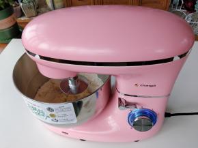 旋转开关锁，放下搅拌机头，选择2档开始和面。这款厨师机和其他品牌厨师机不同之处在于，1-3档位和面档位，4-6档位可打发鸡蛋和搅拌。和面时最好把机器放置在光滑的台面上，底部的吸盘可以吸附住，增加稳定性。