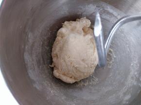 和面2分钟左右成团。这时可以看到和面钩是光滑的，继续和面，盆里也会变得光滑，没有残留面粉。