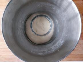 将面团直接在搅拌桶里盖好，在室温下饧发二十分钟左右。为了节省时间，采用直接发酵法，但是饧面的过程不要省略，这样面团材质更细腻，面筋更好。整个和面的过程也就十分钟作用，无需动手，也无需在一边照看，非常方便了。