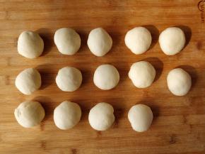 把大面团分成每个约30-35克的小面团。也可以根据个人喜好调整每个面团的重量。