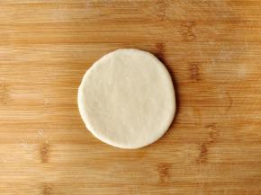 取一个面团，擀成厚度为2mm的圆形薄片。