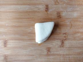 将面片对折两次，形成图中1/4个圆的样子。