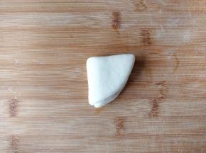 将面片对折两次，形成图中1/4个圆的样子。