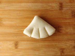 用刀在扇形的一面切如图的三刀，这部分要做小鱼的尾巴。